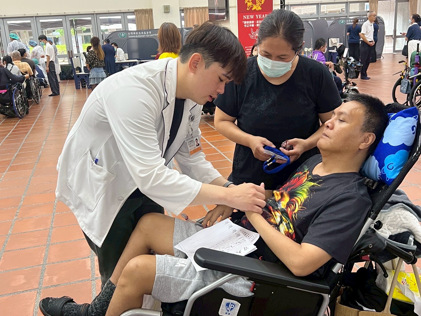 物理治療師為傷友手部運動