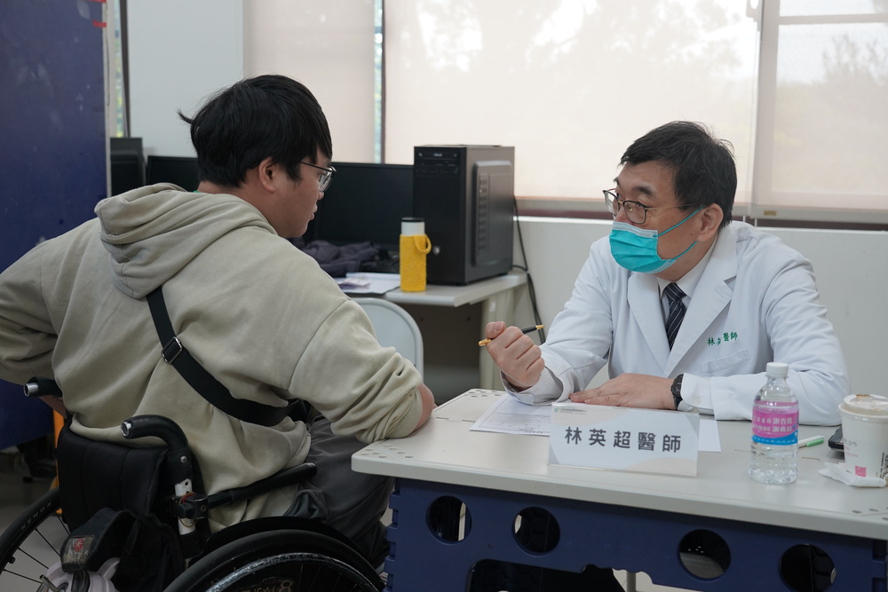 神經外科林英超醫師細心的為傷友解說