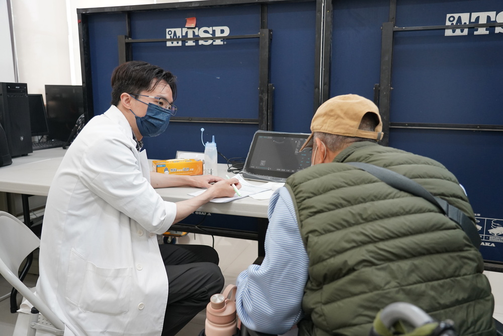 泌尿科張天佑醫師耐心地跟傷友解釋