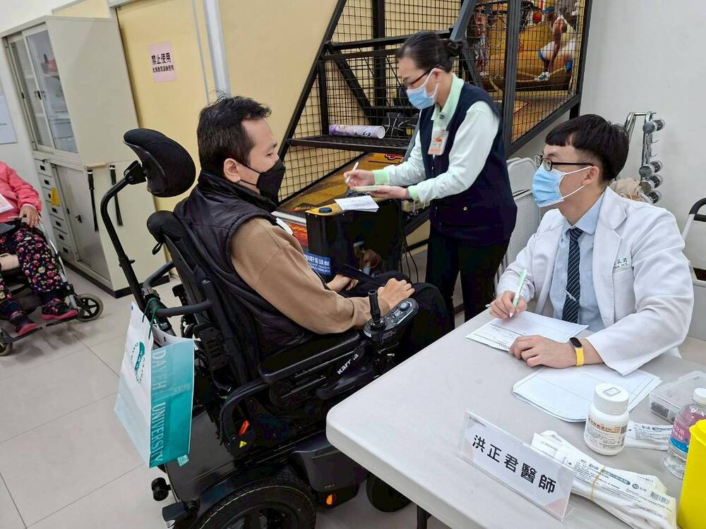 中醫洪正君醫師溫柔的為傷友針灸