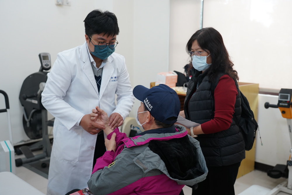 陳相如中醫師仔細地幫傷友脈診