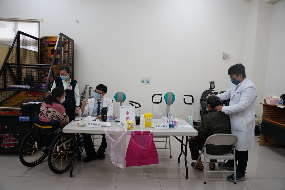 兩位中醫師協力合作服務傷友